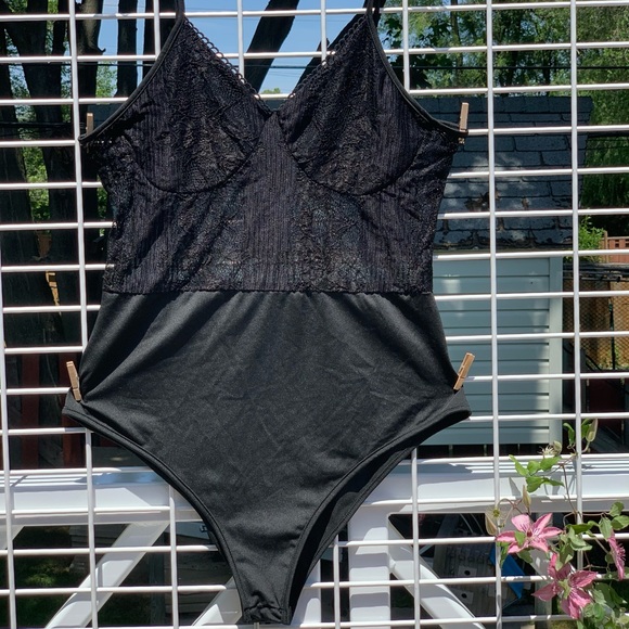 Lace spaghetti strap bodysuit - Picture 2 of 8